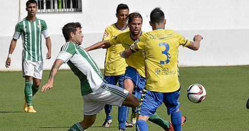 Lance del partido entre el Betis B y el Cádiz. Lance del partido entre el Betis B y el Cádiz.