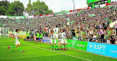 El Betis celebra la goleada al Alcorcón que dio el ascenso de la 14/15. El Betis celebra la goleada al Alcorcón que dio el ascenso de la 14/15.