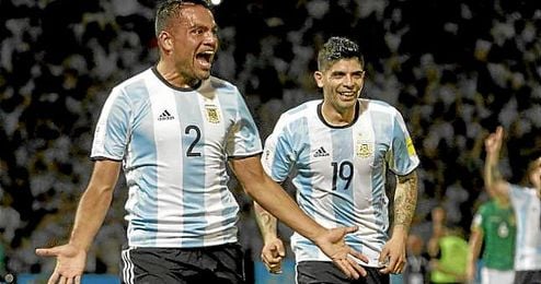 Banega festeja con Mercado un gol de Argentina. Banega festeja con Mercado un gol de Argentina.