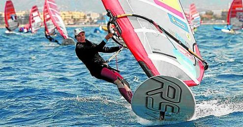 La sevillana Marina Alabau sigue en la pomada en la clase RS:X del Trofeo Princesa Sofía. La sevillana Marina Alabau sigue en la pomada en la clase RS:X del Trofeo Princesa Sofía.