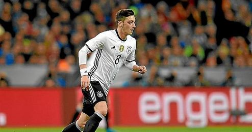 Ozil, en un partido con Alemania. Ozil, en un partido con Alemania.