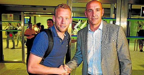 Krohn-Dehli, el jugador que más corrió y más balones robó en la Liga 15/16, y que llegó libre. Krohn-Dehli, el jugador que más corrió y más balones robó en la Liga 15/16, y que llegó libre.