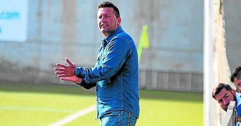 Chiqui Torres, entrenador del Alcalá, animando a sus discípulos durante un partido. Chiqui Torres, entrenador del Alcalá, animando a sus discípulos durante un partido.