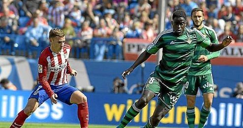 Griezmann y N´Diaye en un lance del partido. Griezmann y N´Diaye en un lance del partido.