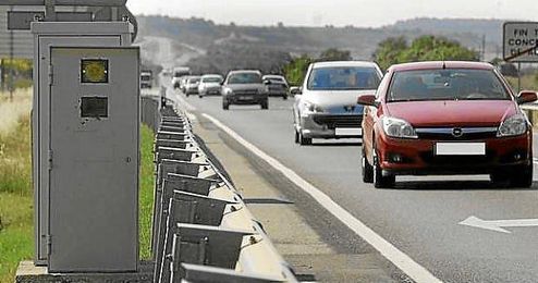 Imagen de un radar en carretera. Imagen de un radar en carretera.