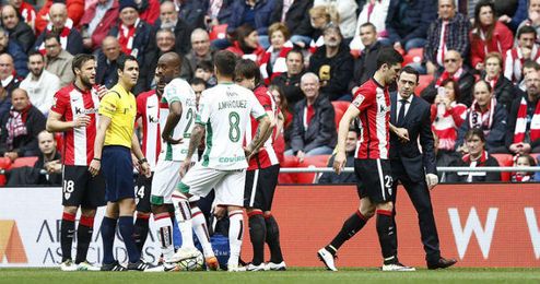 Sabin Merino se marcha lesionado en el Athletic-Granada. Sabin Merino se marcha lesionado en el Athletic-Granada.