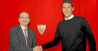 David Soria renueva con el Sevilla hasta 2019 