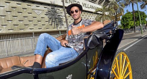 Piccini, posando en un coche de caballos. Piccini, posando en un coche de caballos.