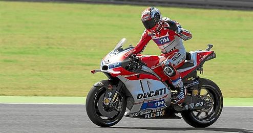 Dovizioso durante unos entrenamientos. Dovizioso durante unos entrenamientos.