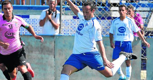 El centrocampista coriano Carlos Alberto golpea el esférico en un lance ante el San Fernando. El centrocampista coriano Carlos Alberto golpea el esférico en un lance ante el San Fernando.