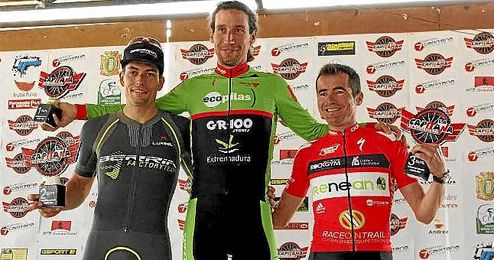 Imagen del podio de la competición. Imagen del podio de la competición.