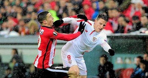 Disputa del balón entre Gameiro y De Marcos. Disputa del balón entre Gameiro y De Marcos.