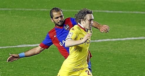 Alen Halilovic pugna con el levantinista Verza. Alen Halilovic pugna con el levantinista Verza.