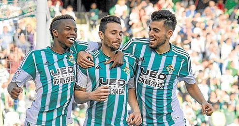 Ceballos y Rubén Castro contestan a su técnico. Ceballos y Rubén Castro contestan a su técnico.