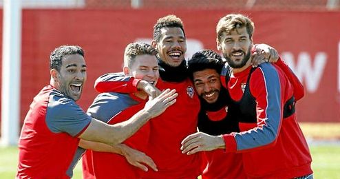 Kolodziejczak, junto a Rami, Gameiro, Trémoulinas y Llorente. Kolodziejczak, junto a Rami, Gameiro, Trémoulinas y Llorente.