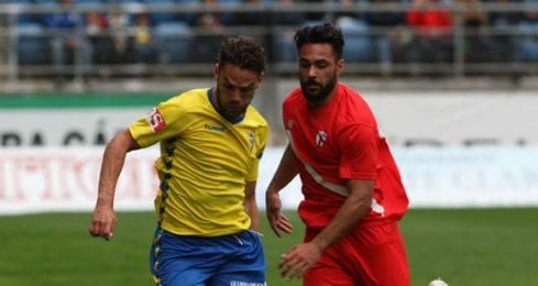 El sevillista Ivi pugna por una pelota. El sevillista Ivi pugna por una pelota.