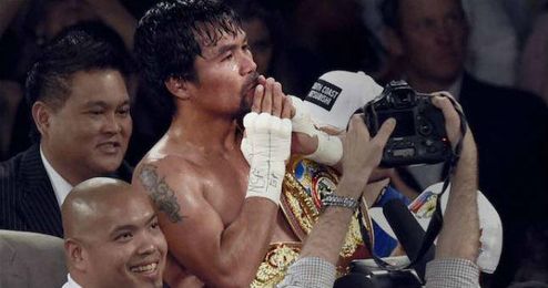 Manny Pacquiao celebra su triunfo. Manny Pacquiao celebra su triunfo.