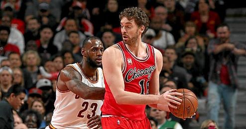 Pau Gasol ante LeBron James. Pau Gasol ante LeBron James.