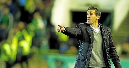 El linense Juan Mérino, dando órdenes a los suyos desde la banda. El linense Juan Mérino, dando órdenes a los suyos desde la banda.