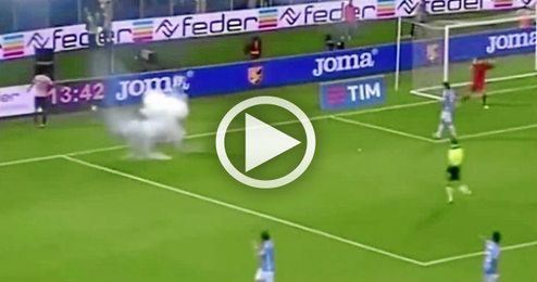 Imagen del momento en el que un petardo está a punto de alcanzar a un jugador de la Lazio. Imagen del momento en el que un petardo está a punto de alcanzar a un jugador de la Lazio.