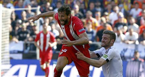 Llorente solicitó dos penaltis por agarrón de Mustafi que, sin embargo, acabaron en amarilla para el riojano. Llorente solicitó dos penaltis por agarrón de Mustafi que, sin embargo, acabaron en amarilla para el riojano.
