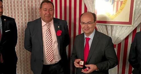 Castro recibió la insignia de manos del presidente de la peña, Guillermo Jiménez de Roque. Castro recibió la insignia de manos del presidente de la peña, Guillermo Jiménez de Roque.