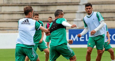 Imagen del entrenamiento de hoy del Betis en la Ciudad Deportiva Luis del Sol. Imagen del entrenamiento de hoy del Betis en la Ciudad Deportiva Luis del Sol.