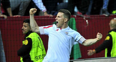 Gameiro, celebrando el pase a las ´semis´ de Europa League. Gameiro, celebrando el pase a las ´semis´ de Europa League.