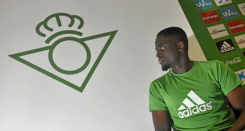 N´Diaye posa para Estadio Deportivo. N´Diaye posa para Estadio Deportivo.