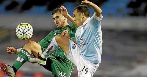 Dani Ceballos y Orellana pugnan por un balón dividido. Dani Ceballos y Orellana pugnan por un balón dividido.