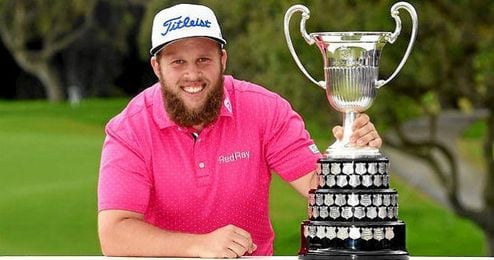 Johnston posa con el trofeo del Abierto de España. Johnston posa con el trofeo del Abierto de España.