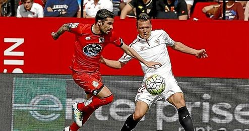 Konoplyanka intenta centrar desde la banda izquierda. Konoplyanka intenta centrar desde la banda izquierda.