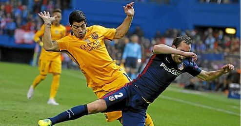 Godín y Suárez durante una acción Godín y Suárez durante una acción