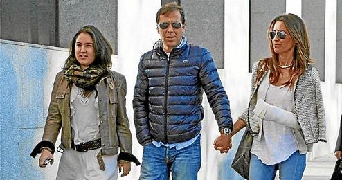 Paco González, junto a su esposa y su hija, a su llegada a los juzgados. Paco González, junto a su esposa y su hija, a su llegada a los juzgados.