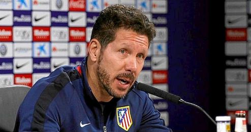Simeone atendiendo a los medios. Simeone atendiendo a los medios.