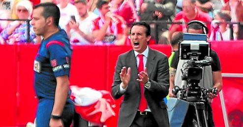 Emery da instrucciones a los suyos en el partido contra el Depor, en el que el Sevilla se dejó empatar. Emery da instrucciones a los suyos en el partido contra el Depor, en el que el Sevilla se dejó empatar.