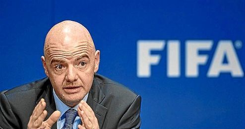 "Los equipos deberán adaptar sus calendarios al Mundial. Repito, la decisión está tomada", agregó. "Los equipos deberán adaptar sus calendarios al Mundial. Repito, la decisión está tomada", agregó.
