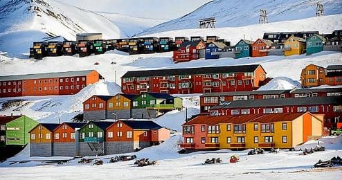 Longyearbyen tiene 2.240 habitantes, 40 nacionalidades y un gigantesco valor estratégico. Longyearbyen tiene 2.240 habitantes, 40 nacionalidades y un gigantesco valor estratégico.