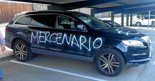 Uno de los coches que amanecieron pintados el pasado lunes. Uno de los coches que amanecieron pintados el pasado lunes.