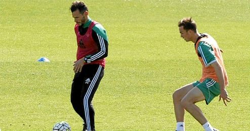 Capi, en un entrenamiento junto a Fabián. Capi, en un entrenamiento junto a Fabián.