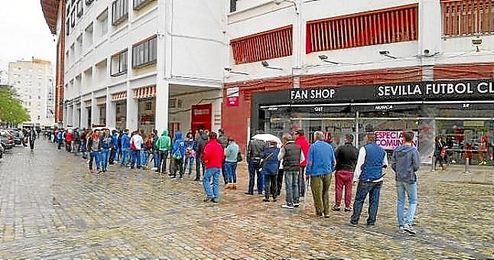 El Sevilla tendrá que atender, según sus previsiones, a más de 2000 abonados diarios. El Sevilla tendrá que atender, según sus previsiones, a más de 2000 abonados diarios.