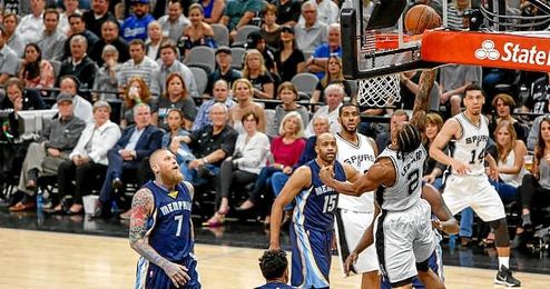 Kawhi Leonard anotando para los Spurs. Kawhi Leonard anotando para los Spurs.