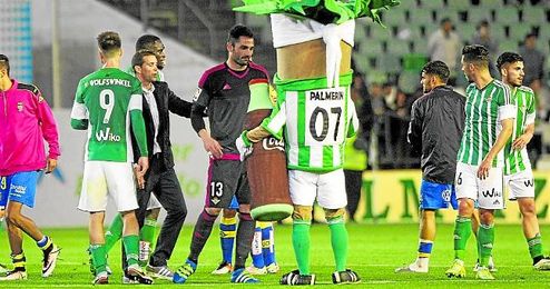 Merino, felicitando a los jugadores Merino, felicitando a los jugadores