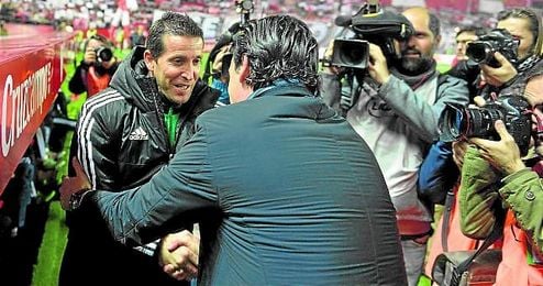 Juan Merino y Unai Emery se saludan en el derbi copero del Sánchez Pizjuán. Juan Merino y Unai Emery se saludan en el derbi copero del Sánchez Pizjuán.