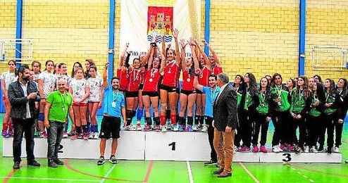 Las tomareñas, celebrando el título de campeonas andaluzas. Las tomareñas, celebrando el título de campeonas andaluzas.