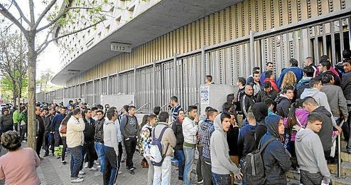 El beticismo tiene ganas de derbi, como demuestran las colas formadas en torno al Villamarín. El beticismo tiene ganas de derbi, como demuestran las colas formadas en torno al Villamarín.