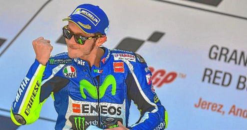 Valentino Rossi celebra en el podio de Jerez su primera victoria de la temporada. Valentino Rossi celebra en el podio de Jerez su primera victoria de la temporada.