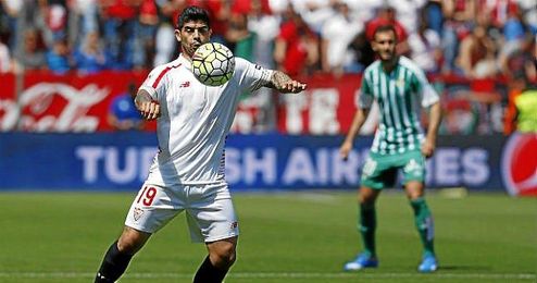 Banega controla con el pecho el esférico en un lance del derbi. Banega controla con el pecho el esférico en un lance del derbi.