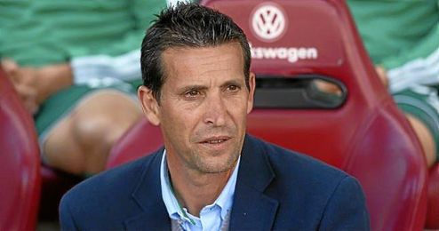Merino, en el banquillo del Calderón con el Betis. Merino, en el banquillo del Calderón con el Betis.