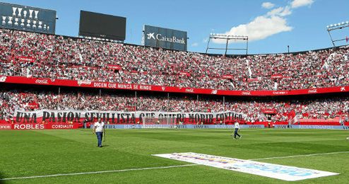 El estadio se llenó para ver el derbi y hacía muchísima calor. El estadio se llenó para ver el derbi y hacía muchísima calor.